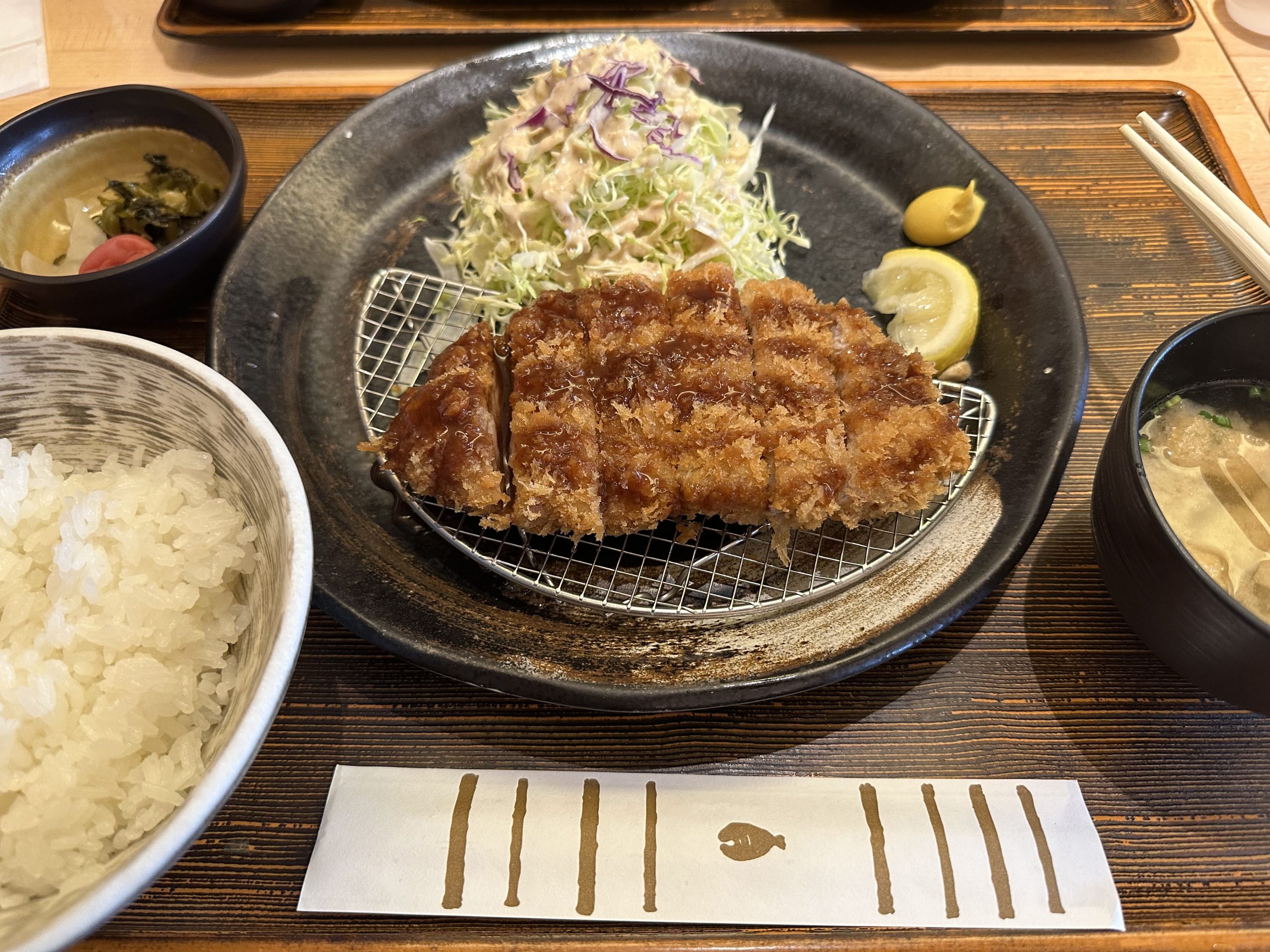Platillo de Tonkatsu teishoku