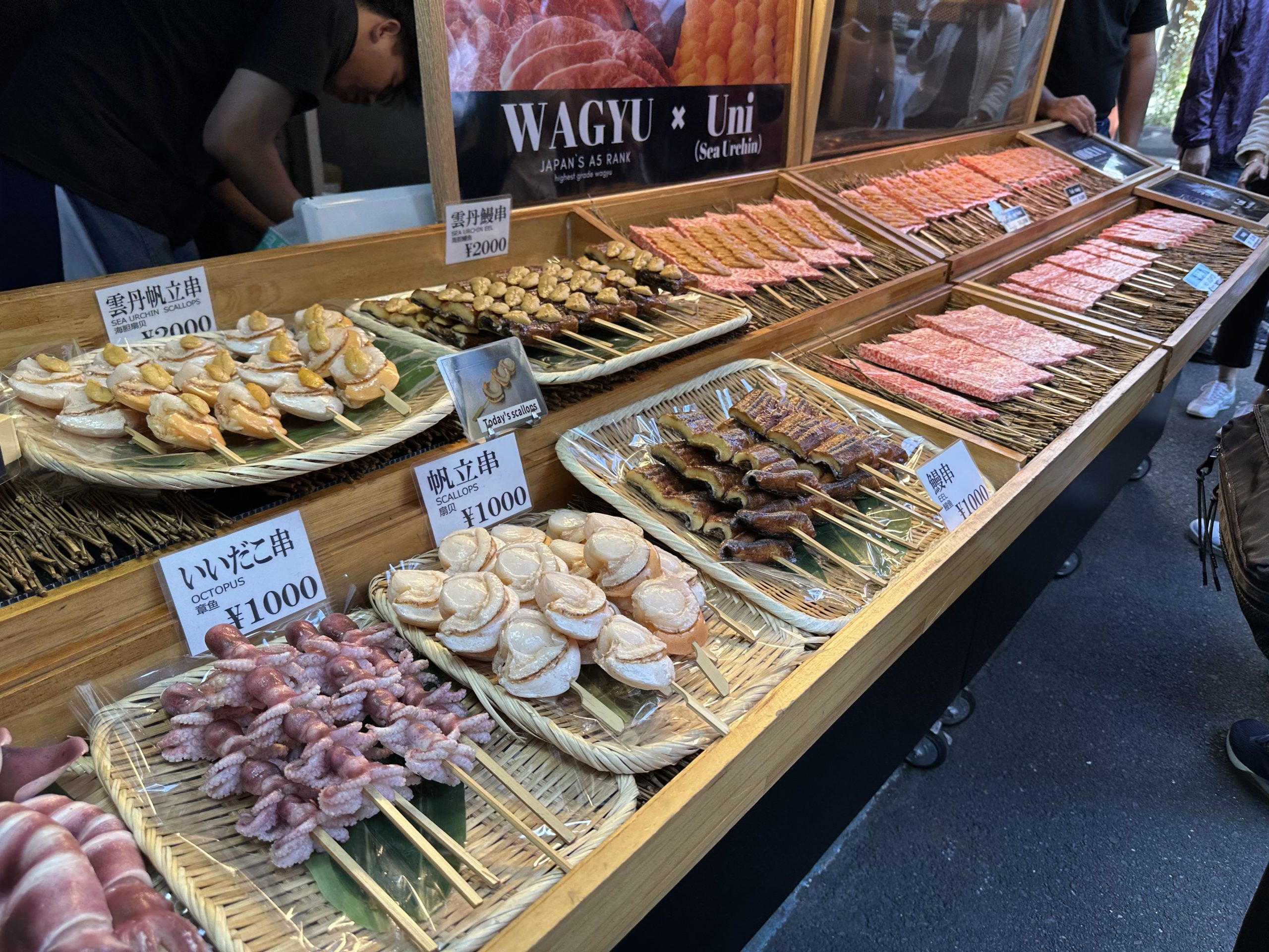 Brochetas de maricos frescos